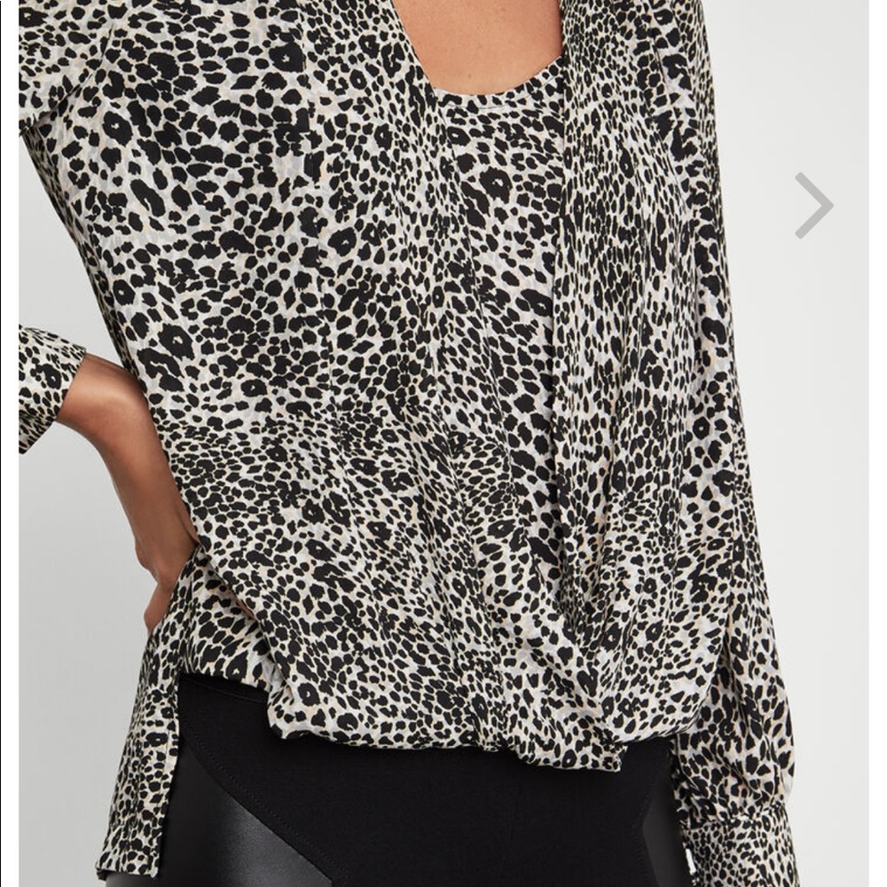 ⭐️2/$25⭐️Puff sleeve Leopard-like blouse High/Low medium - Picture 4 of 9